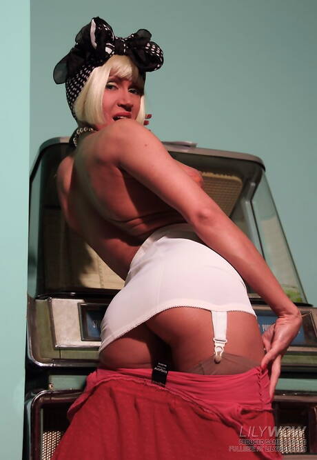 Lily Wow invite you to explore free pics featuring Lily Wow exhibit well-done form